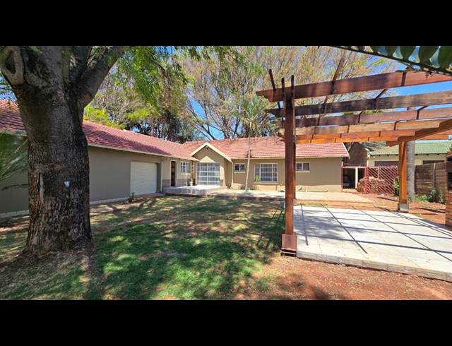 4 BEDROOM HOUSE FOR SALE IN THE ORCHARDS